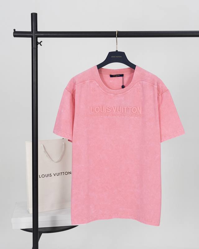 D 顶级版本.官网品质 Louis Vuitton*路易威登Lv 洗水粉刺绣圆领短袖T恤纯棉质特殊纺织面料，采用24S紧密纺织平纹面料，185G；搭配32S双纱