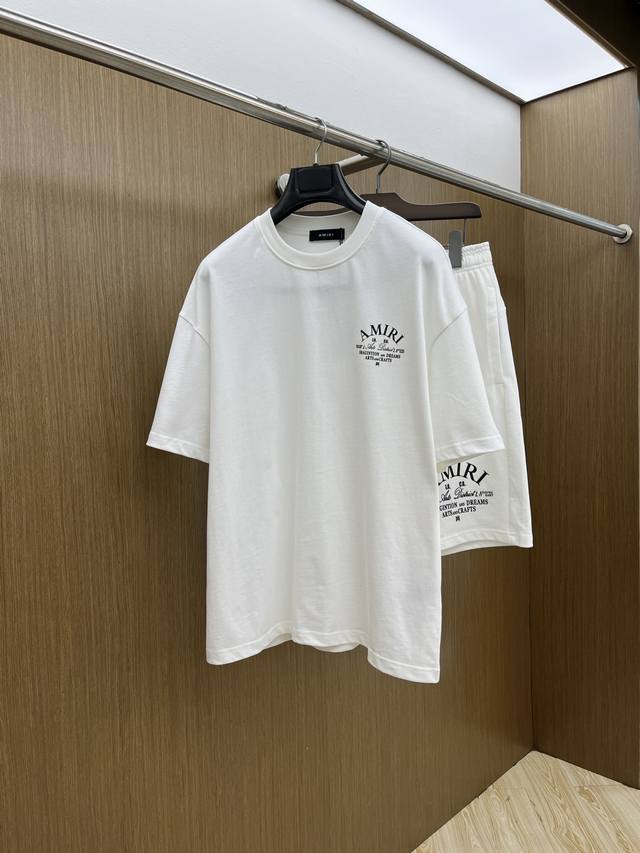 新款 套 Amiri 2550春夏最新款休闲短裤短袖套装，男女款 贸易公司渠道稀出，同步官网发售！基本每一季都会有它的背影所在，期待着所有潮男潮女们的演绎！此款