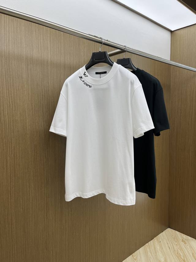 新款 Lv 2550夏季独家专供新款原单男士休闲短袖 高端定制 高端版本 时尚百搭爆款进口纯棉面料 手感超柔软细腻 穿着亲肤舒适 高端精品 代工厂P精细做工 上