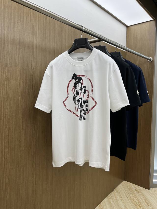 Mon 2550夏季最新品，专柜同步有售，原单狠货，时尚休闲圆领短袖T恤，上身舒适！吸睛而有亮点，采用进口原版面料，顶级印花刺绣工艺字母图案Logo，简单而不失