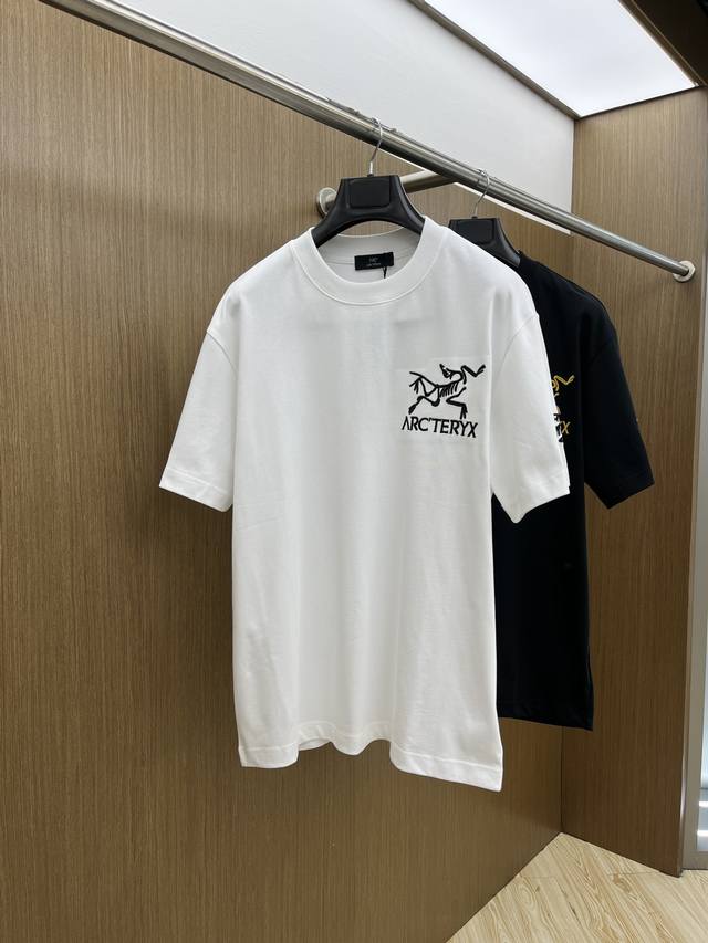 Ac 2550夏季最新品，专柜同步有售，原单狠货，时尚休闲圆领短袖T恤，上身舒适！吸睛而有亮点，采用进口原版面料，顶级印花刺绣工艺字母图案Logo，简单而不失时