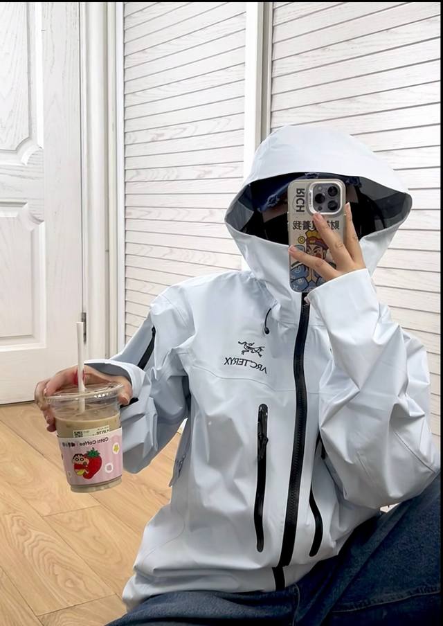 Arc’Teryx ｜Alpha Sv 7代硬壳冲锋衣款号：766-6016颜色：破晓蓝 模特图