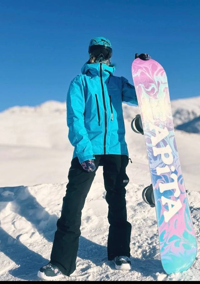 Arc’Teryx ｜Alpha Sv 7代硬壳冲锋衣款号：766-6016颜色：脂鲤蓝 模特图
