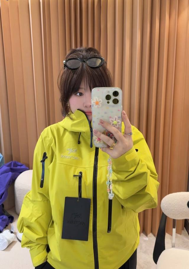 Arc’Teryx ｜Alpha Sv 7代硬壳冲锋衣款号：766-6016颜色：磐石绿 模特图