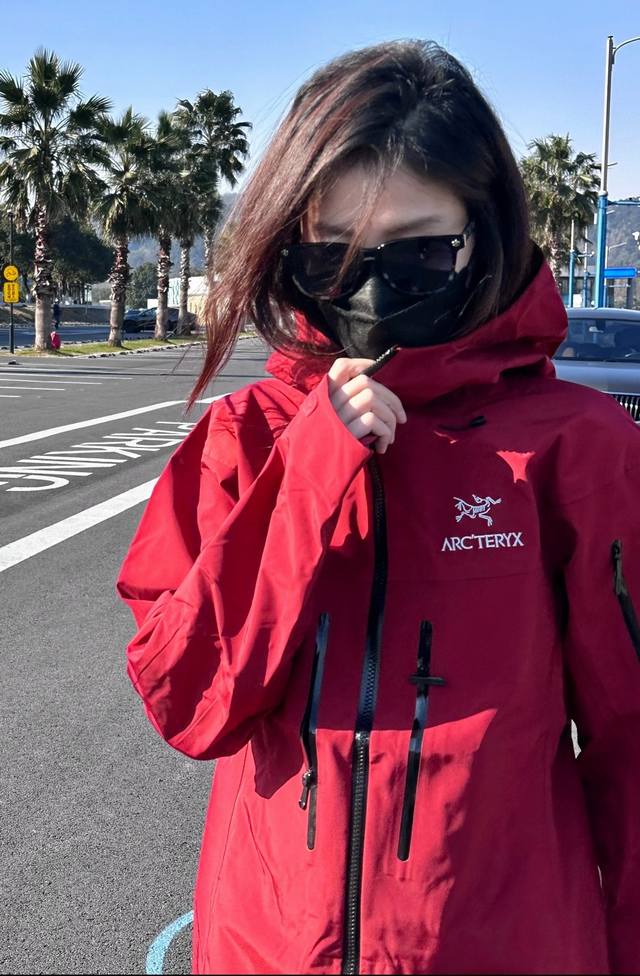 Arc’Teryx ｜Alpha Sv 7代硬壳冲锋衣款号：766-6016颜色：波尔多红 模特图