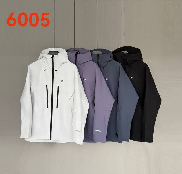 Lululemon 硬壳冲锋衣工艺说明：采用Gore-Tex 3.0面料面料特点： 防污 防风 防尘 做到三防 耐寒 保温款号：766-6005颜色：黑色-破晓