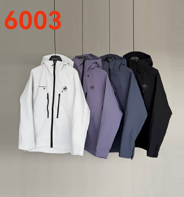 Mammut猛犸象硬壳冲锋衣工艺说明：采用Gore-Tex 3.0面料面料特点： 防污 防风 防尘 做到三防 耐寒 保温款号：766-6003颜色：黑色-破晓蓝