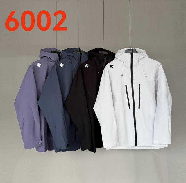 Descente迪桑特硬壳冲锋衣工艺说明：采用Gore-Tex 3.0面料面料特点： 防污 防风 防尘 做到三防 耐寒 保温款号：766-6002颜色：黑色-破