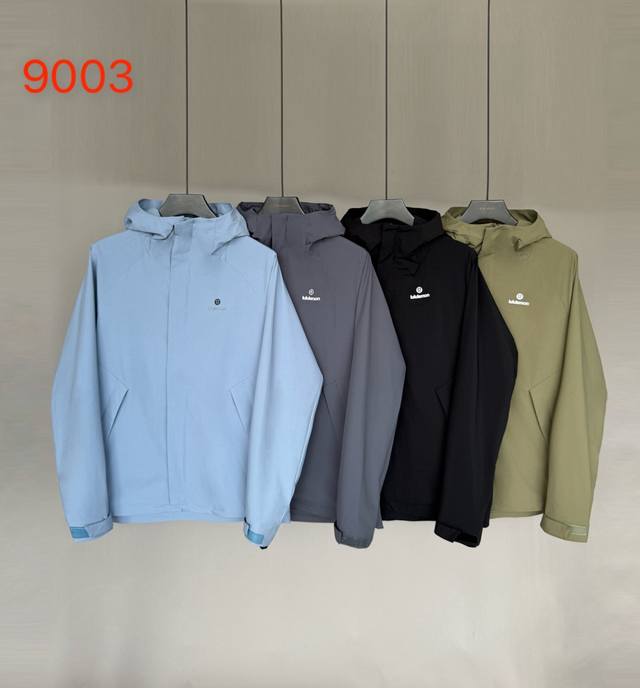 Lululemon 软壳冲锋衣工艺说明：采用Gore-Tex 70D平纹消光面料特点： 防污 防风 防尘 做到三防 耐寒 保温 锦纶+氨纶 款号：766-900
