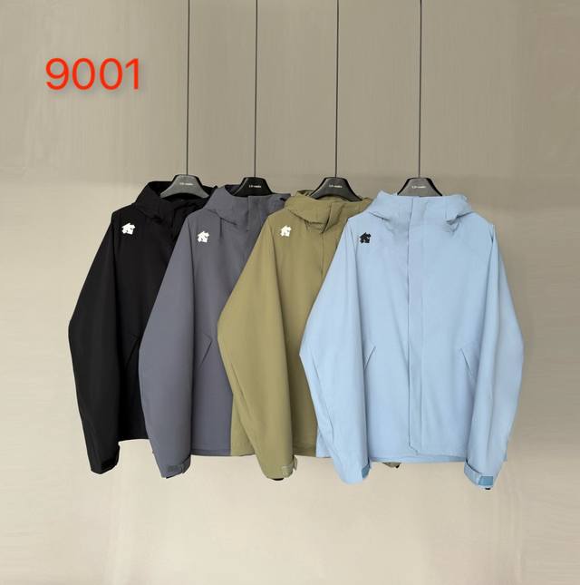 Descente迪桑特 软壳冲锋衣工艺说明：采用Gore-Tex 70D平纹消光面料特点： 防污 防风 防尘 做到三防 耐寒 保温 锦纶+氨纶 款号：766-9