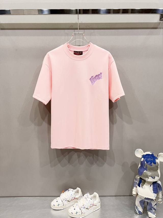 Gucci 古驰 320克圆领短袖T恤创意字母Logo刺绣小标后幅大印花工艺官方同步 1:1原版开模时尚个性 百搭潮流纯原品质 原版洗水面料吊牌 领标 水洗麦