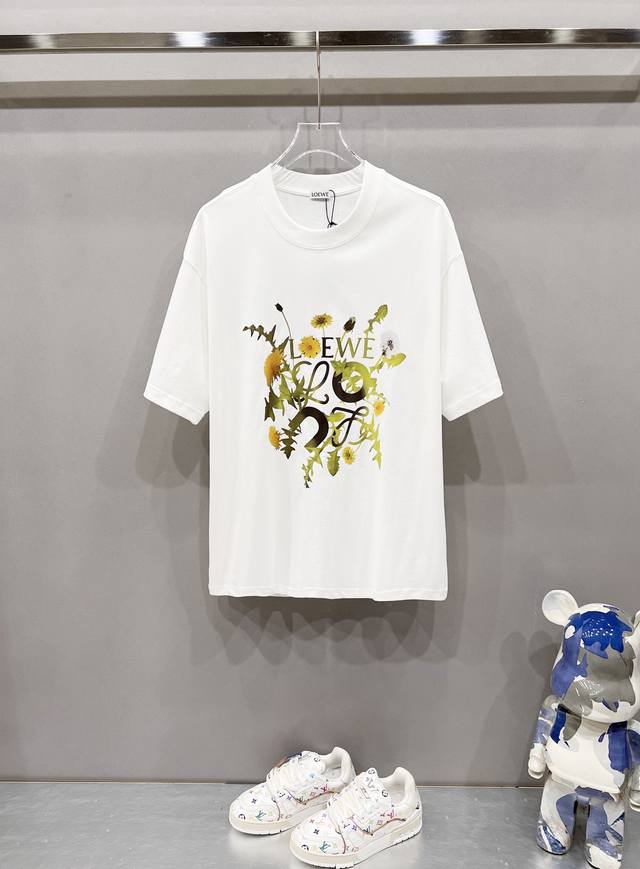 Loewe 罗意威 320克圆领短袖T恤前后幅花卉字母Logo图案印花工艺标识官方同步 1:1原版开模时尚个性 百搭潮流纯原品质 原版洗水面料吊牌 领标 水洗麦