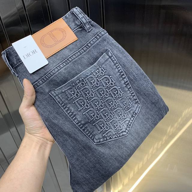 Dior2025新品男士牛仔裤 面料弹性好。独家发售 官网同步 时尚优雅 重工艺设计。采用原色酵母水洗工艺 精选进口重磅丹宁牛仔面料 配专柜五金装饰 真皮皮牌