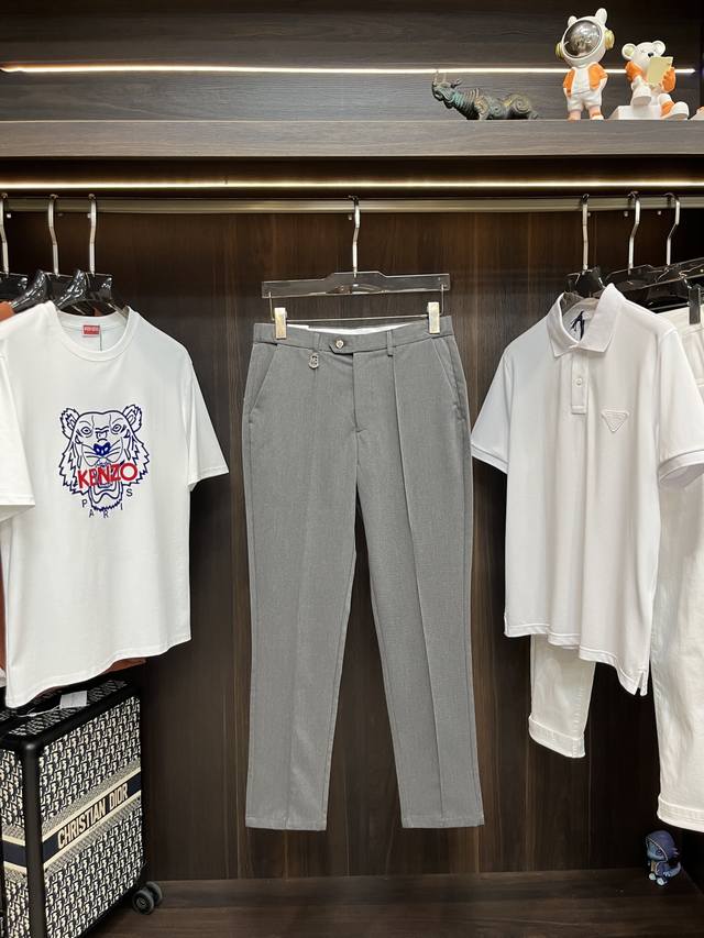 Moncler 独家专供新款蒙口潮男时尚休闲裤高端欧版原单裤子，潮流时尚休闲裤子 透气舒适度高，细节无可挑剔，品牌元素设计理念，体现高品质。呈现休闲裁剪，上身版