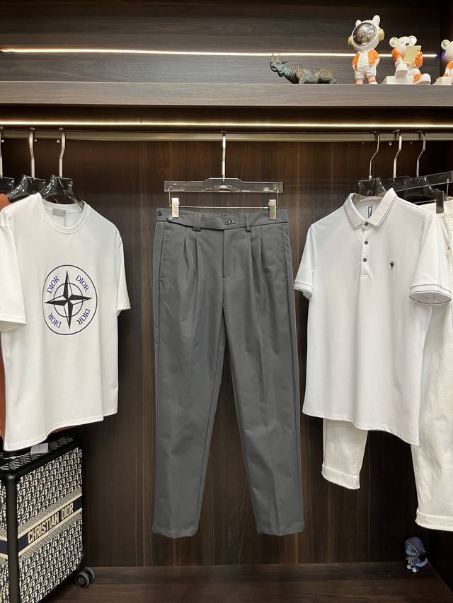 Dior 独家专供新款迪奥潮男时尚休闲裤高端欧版原单裤子，潮流时尚休闲裤子 透气舒适度高，细节无可挑剔，品牌元素设计理念，体现高品质。呈现休闲裁剪，上身版型超赞
