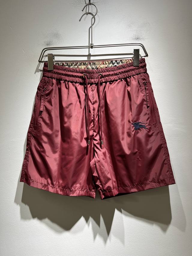 巴*莉 2025春夏新款休闲百搭男女同款休闲短裤！贸易公司渠道稀出，同步官网发售！标识Logo图案刺绣设计！此款T恤衫甄选客供进口聚酯纤维材质制作而成，B家的用