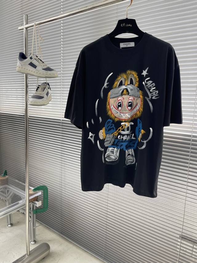 Chane 25Ss夏季新款 重磅推出双纱纯棉面料短袖 春夏走秀款 个性独家款式 男女同款 采用进口定制定染面料 后领锁链底全包肩 过水不变形不缩水 春夏最新砖