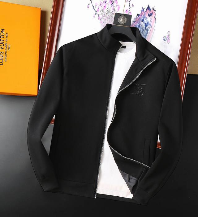 Lv 2025开春新款夹克外套，秀场新品品相非常完美，舒适保暖，三标齐全色泽饱满诱人，非常出彩的设计，轻松将时髦感进阶，做工极为考究严谨，走线工整细致！大牌设计