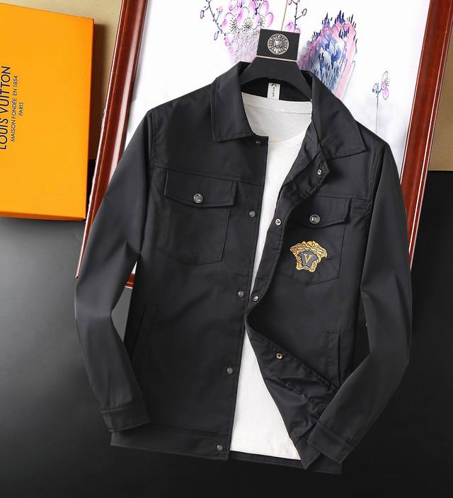 范思哲 2025Ss开春新款男士夹克外套，原单三标齐全高端版本！专柜定制面料 透气舒适度高，细节无可挑剔，品牌元素设计理念，专业代购级体现高品质。手感细腻柔软！