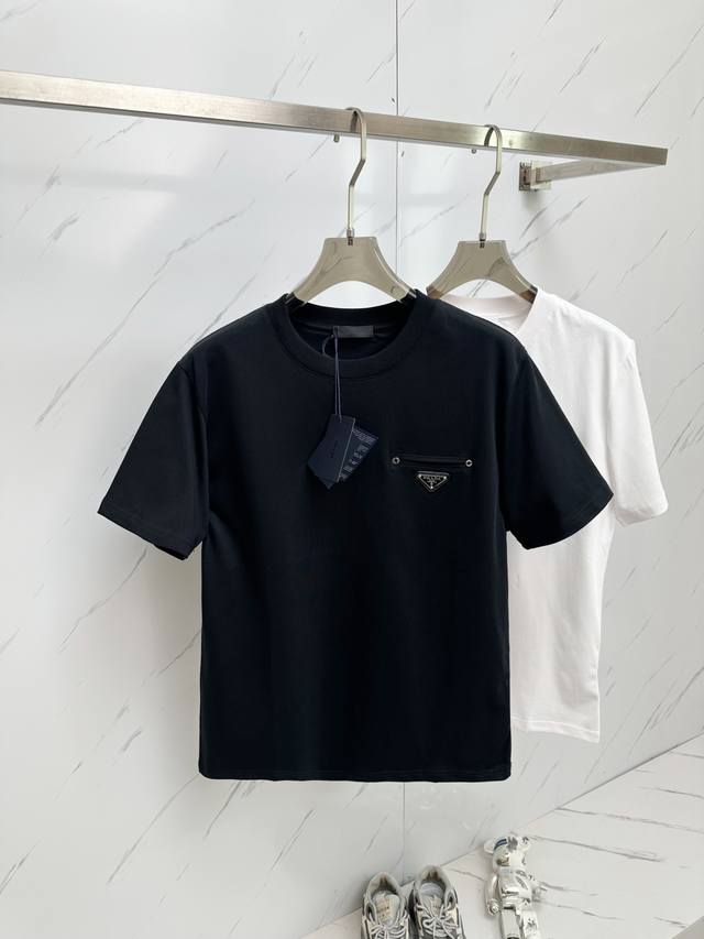 特价 元3件..3件起拿可以混搭拿 特价商品不退不换 黑色码数：S。M。 2Xl Prada 男士圆领短袖，香港洋行渠道货，重磅高端臻品，高奢品鉴白金级单品，2