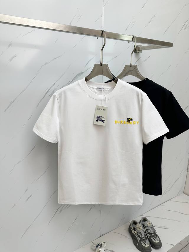 特价 元3件..3件起拿可以混搭拿 特价商品不退不换 白色码数：Xl2025Ssbur小蜜蜂圆领短袖T恤，定制面料着身透气舒适,手感柔软细腻.罗纹领圈工装细致,