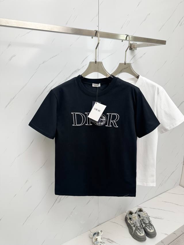 特价 元3件..3件起拿可以混搭拿 特价商品不退不换 黑色码数：S。 M。 2Xl 2025Ss春夏新款圆领短袖Dio X Stone Island 刺绣短袖定