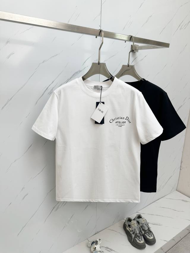 特价 元3件..3件起拿可以混搭拿 特价商品不退不换 白色码数：M。 L。Xl。2Xl2025Ss春夏新款圆领短袖 原單高版本 情侶款 品牌字母Logo數碼印花