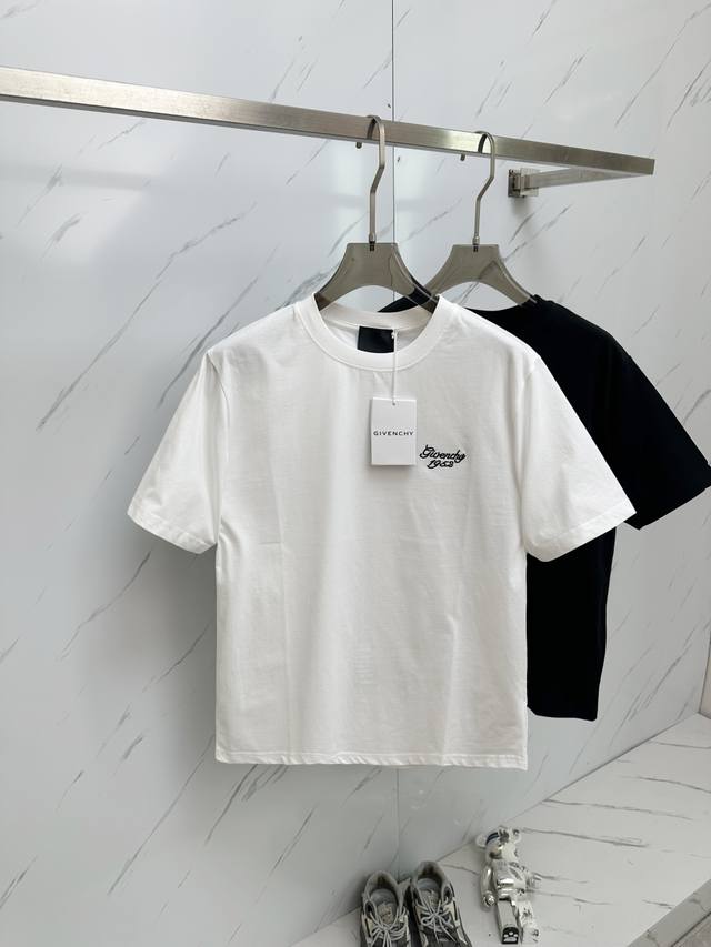 特价 元3件..3件起拿可以混搭拿 特价商品不退不换 Gvc 2025春夏新款首发专柜最新款短袖圆领T恤 高端订制 设计前卫时尚！品牌Logo刺绣工艺设计 高端