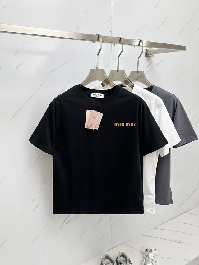 特价 元3件..3件起拿可以混搭拿 特价商品不退不换 Miu2025春夏新款男女同款短袖T恤，品牌经典Logo设计元素！既不单调也不复杂,恰到好处的展现品味！！