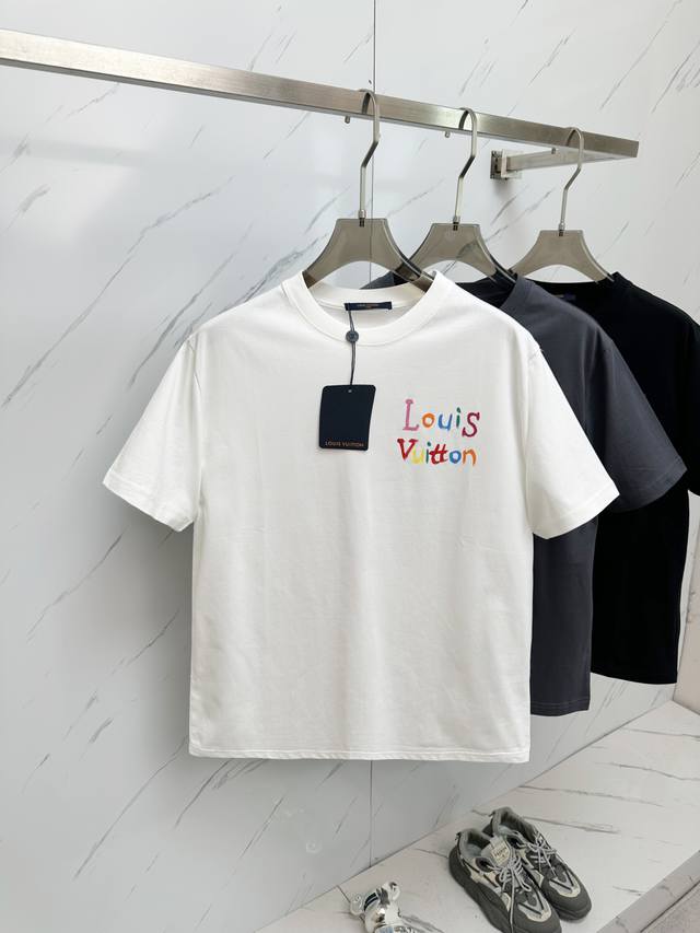 特价 元3件..3件起拿可以混搭拿 特价商品不退不换 新品蛇年限定款 全新方式演绎精湛工艺,奢华的邂逅充满活力的线条 2025Ss 春夏新品 L家情侣款手绘圆领