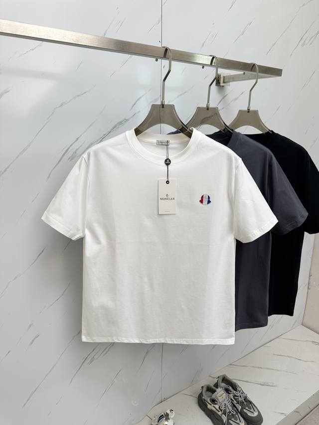特价 元3件..3件起拿可以混搭拿 特价商品不退不换 Mon2025Ss夏季最新品，专柜同步有售，原单狠货，时尚休闲圆领短袖T恤，上身舒适！吸睛而有亮点，采用进