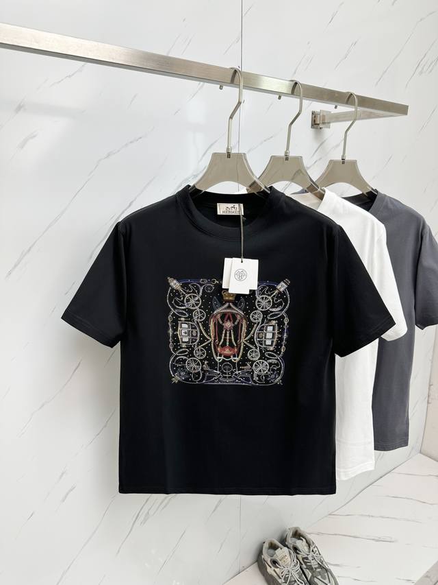 特价 元3件..3件起拿可以混搭拿 特价商品不退不换 2025春夏系列新品Hermes 爱马仕秀场同款T恤 此款T恤定制面料饰有H家3D印花烫钻工艺嵌饰，展现其