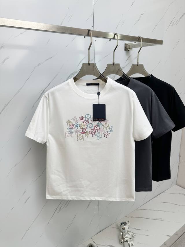 特价 元3件..3件起拿可以混搭拿 特价商品不退不换 2025春夏系列新品L 家秀场同款T恤 此款T恤定制面料饰有L家3D印花烫钻工艺嵌饰，展现其灵动变幻，恣意