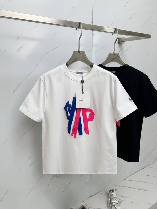 特价 元3件..3件起拿可以混搭拿 特价商品不退不换 Mon2025Ss夏季最新品，专柜同步有售，原单狠货，时尚休闲圆领短袖T恤，上身舒适！吸睛而有亮点，采用进