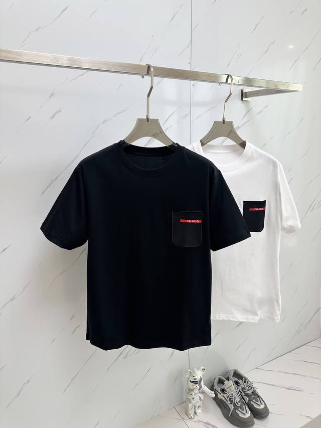 特价 元3件..3件起拿可以混搭拿 特价商品不退不换 黑色码数：S。M。L。白色码数：S。 M。2Xlpra最新个性短袖，采用进口优质面料，胸前口袋设计非常时尚