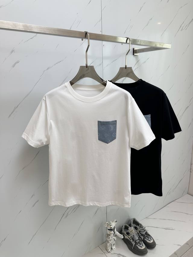 特价 元3件..3件起拿可以混搭拿 特价商品不退不换 白色码数：2Xl Louis 25 Ss专柜同款圆领短袖T恤 ～情侣款～老花Lv拼皮袋设计～定制棉质面料