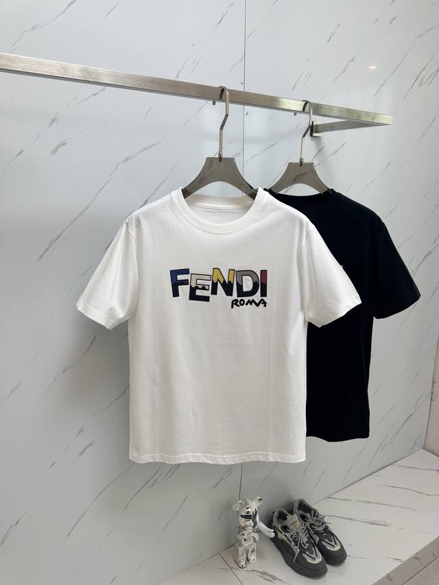 特价 元3件..3件起拿可以混搭拿 特价商品不退不换 黑色码数：S。白色码数：Xl。 2Xlfen2025 春夏新款 经典字母纯棉圆领短袖，男女同款密度非常之高