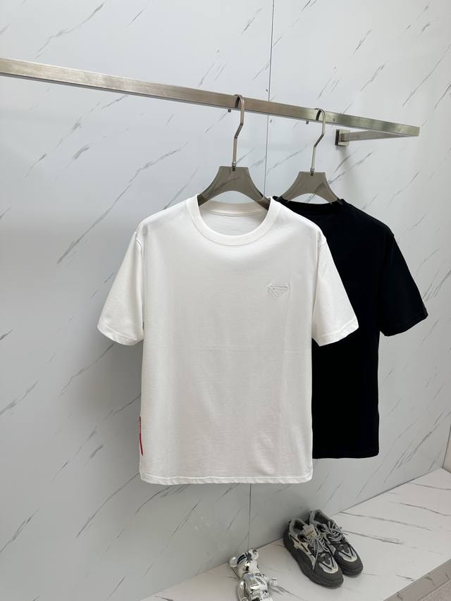 特价 元3件..3件起拿可以混搭拿 特价商品不退不换 白色码数：S。 Xl。 2Xl。2025 专柜同款圆领短袖T恤定制面料 高弹力好伸缩，大Logo 背采用品