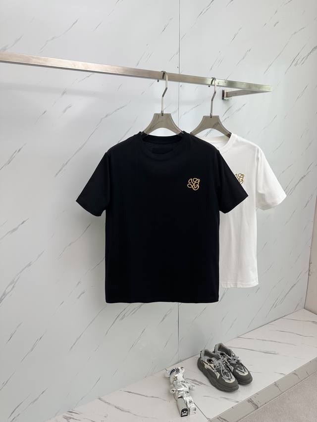 特价 元3件..3件起拿可以混搭拿 特价商品不退不换 码数：S。 M。Lv 25Ss春夏新款棉质圆领短袖T恤 胸前重工刺绣 优质纯棉面料定制 标准版型黑 白 2