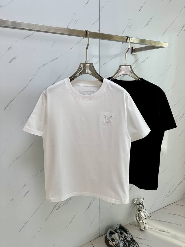 特价 元3件..3件起拿可以混搭拿 特价商品不退不换 L家2025春夏新品圆领短袖T恤，原版立体刺绣字母！ 克纯棉短袖. 帅气时尚，简约百搭款.穿着透气舒适！黑