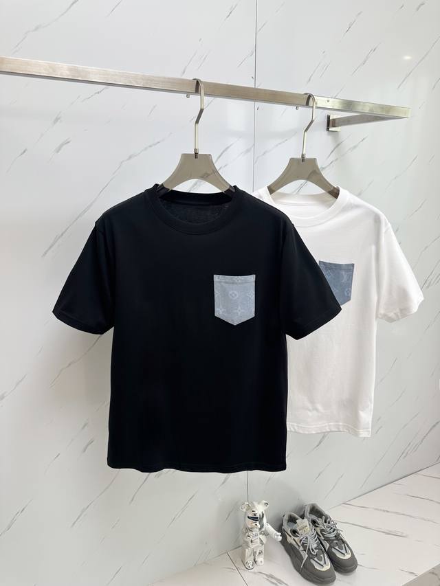 特价 元3件..3件起拿可以混搭拿 特价商品不退不换 Louis 25 Ss专柜同款圆领短袖T恤 ～情侣款～老花Lv拼皮袋设计～定制棉质面料 ～！衣服偏厚使整体