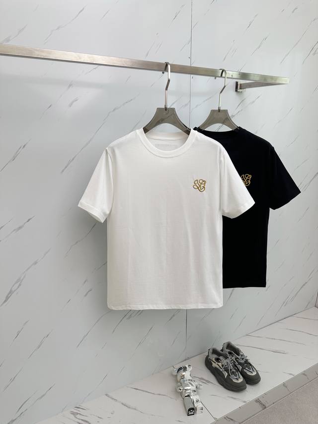 特价 元3件..3件起拿可以混搭拿 特价商品不退不换 Lv 25Ss春夏新款棉质圆领短袖T恤 胸前重工刺绣 优质纯棉面料定制 标准版型黑 白 2色男女同款码数：
