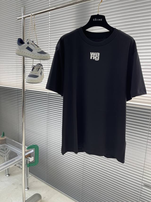 Alexa** Wang 亚历山大王 25春夏新款 字母牙刷绣圆领短袖T恤，华裔设计师亚历山大 王于以简洁的轮廓、冷峻的黑白色调、利落的剪裁和解构主义的设计，将