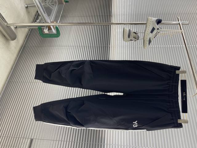 Y-3 25Ss夏季新款休闲卫裤男士经典胶印字母系列，贸易公司渠道稀出，领先管网发售！Y3是国际著名运动休闲风格时装，其先锋、时髦、舒适与个性完美结合的组成！山