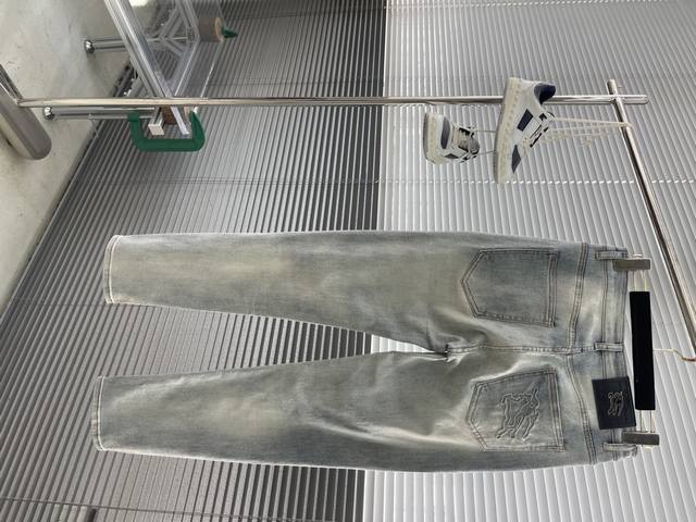 Bbr 浅蓝色洗水牛仔裤面料很特殊，超柔舒适具备牛仔随性感 ,休闲感 , 亦有轻松感 ,时尚感。布面清爽，微弹力，超柔穿着时间长，整条裤子全传统手擦工艺，自然石