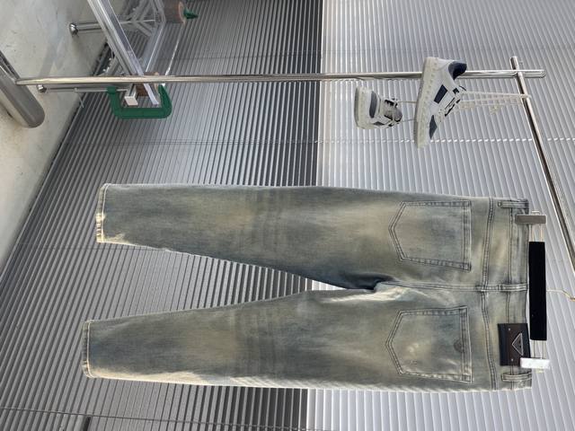Ea阿玛泥 25Ss春夏新款牛仔裤 后口袋品牌金属徽章设计 潮流时尚单品 小直筒设计 时尚百搭码数29-38 35，37