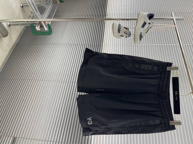 Y-3 Yamamoto山本耀司 夏季新款Y3休闲短裤，高级定制面料透气面料 透气弹力舒适度极高，细节无可挑剔，顶级辅料配备，原版Logo设计理念，手感细腻柔软
