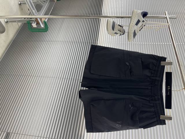 Y-3 Yamamoto山本耀司 新款Y3工装短裤，高端版本！定制天丝梭织面料， 透气弹力舒适度高，细节无可挑剔，体现高品质。 品牌元素设计理念！呈现休闲裁剪，