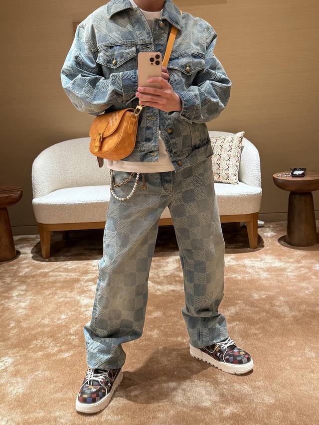 裤子- 。Louis Vuitton 棋盘格牛仔直筒长裤面料：采用7*7支斜纹，12按纯棉牛仔布，面料提花出棋盘格标志性与Lv联名Logo，整体版型非常厚实，成