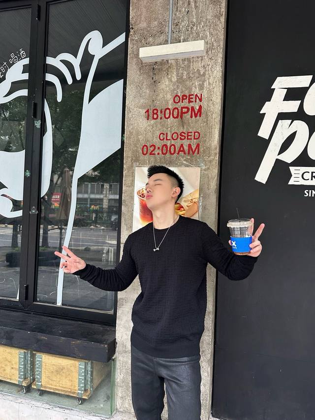 Fendi 双F提花针织衫面料：采用85棉，15绵纶。面料带弹使上身效果非常舒适。轻肤不刺挠。工艺：成衣洗水，高温烘干，固定版型。标准剪裁圆领长袖套头衫。黑色棉